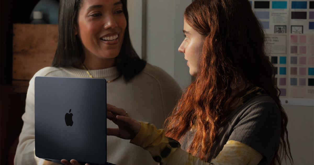 Os melhores notebooks de 2026 lado a lado em uma mesa de trabalho moderna