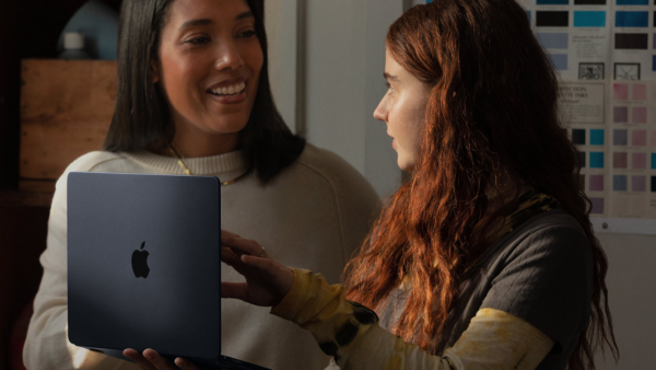 Os melhores notebooks de 2026 lado a lado em uma mesa de trabalho moderna