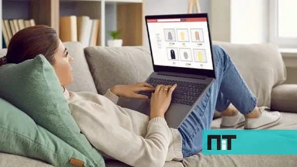 Pacotes de compras da Shein e Temu com moedas simbolizando a nova taxa de 3 euros