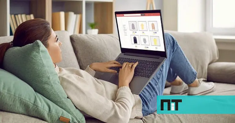 Pacotes de compras da Shein e Temu com moedas simbolizando a nova taxa de 3 euros