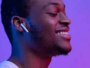 Melhores fones de ouvido bluetooth de 2026 sobre fundo neutro, modelos Sony, JBL e Apple