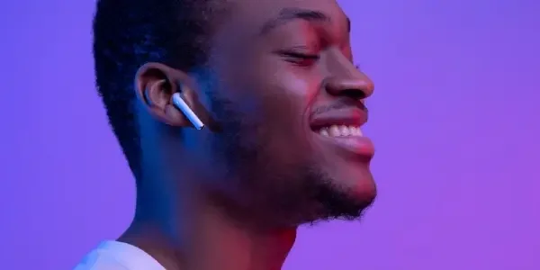 Melhores fones de ouvido bluetooth de 2026 sobre fundo neutro, modelos Sony, JBL e Apple