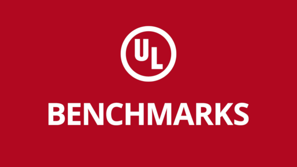 Melhores celulares de 2026 alinhados sobre uma mesa — iPhone 17 Pro Max, Galaxy S26 Ultra e Xiaomi 15T