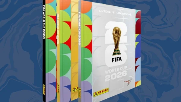 Álbum da Copa 2026 aberto com figurinhas da seleção brasileira sobre mesa