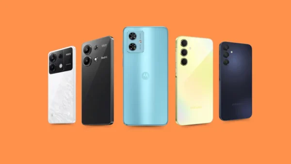 celular bom e barato Moto G86 5G com tela pOLED e câmera Sony sobre mesa