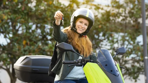 Homem consultando leilão de moto do Detran no celular em casa