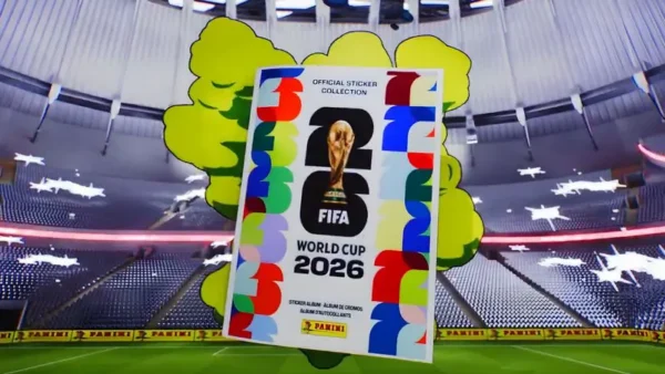 Álbum da Copa 2026 aberto com figurinhas sendo coladas por criança brasileira