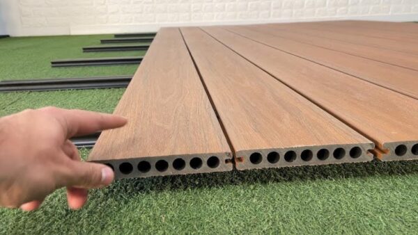 Deck de madeira ou PVC: qual o melhor para área externa