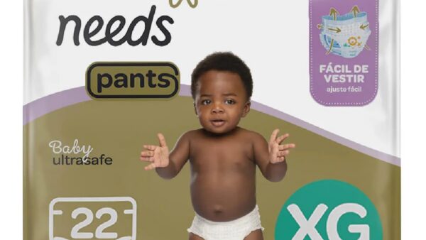 Bebê usando fralda tipo calça, em pé