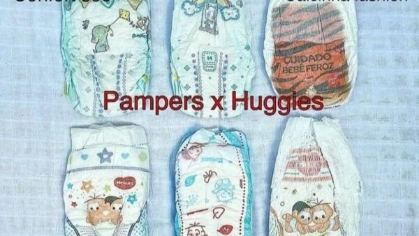 Pacotes de fralda Pampers e Huggies lado a lado