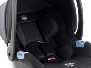 Bebê conforto instalado no banco do carro