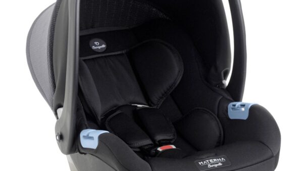 Bebê conforto instalado no banco do carro