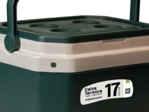Caixa térmica (cooler) na praia