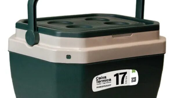 Caixa térmica (cooler) na praia