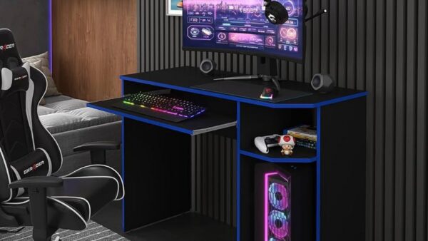 Setup gamer montado sobre uma mesa gamer