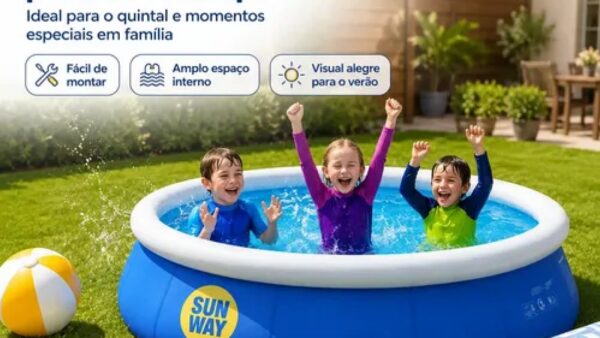 Piscina inflável no quintal no verão