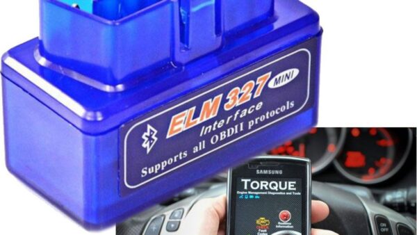 Scanner automotivo OBD2 conectado ao carro