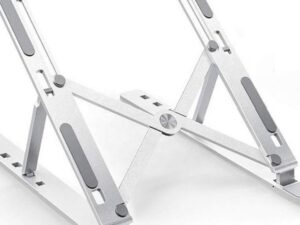 Notebook elevado em suporte de alumínio na mesa