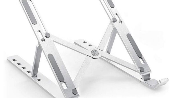 Notebook elevado em suporte de alumínio na mesa