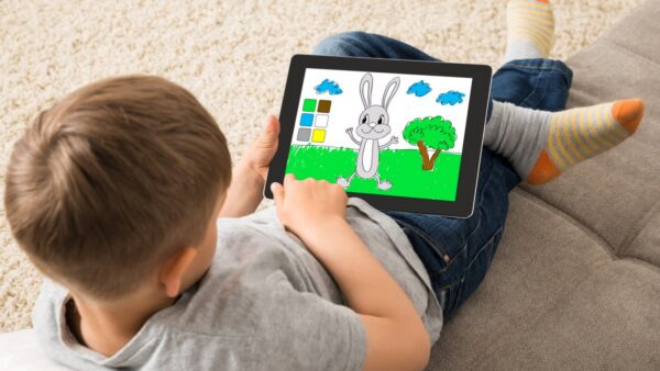 Criança usando tablet infantil com capa protetora