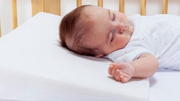 Travesseiro anti-refluxo para bebê