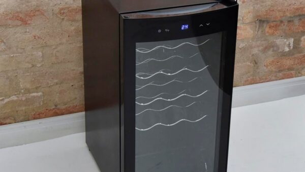 Adega climatizada com compressor e garrafas de vinho