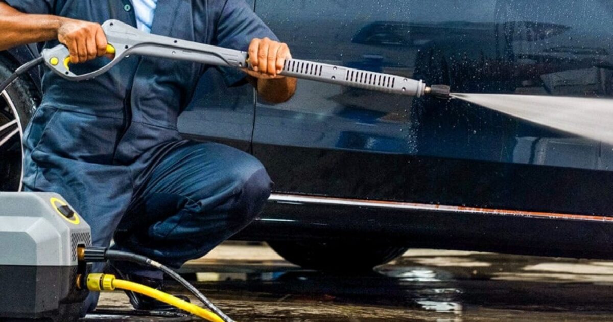 Lavadora de alta pressão em uso