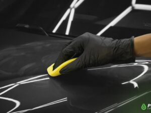 Aplicando cera automotiva na lataria do carro