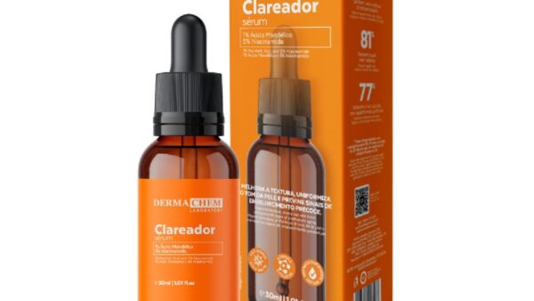 Aplicando sérum clareador de manchas no rosto