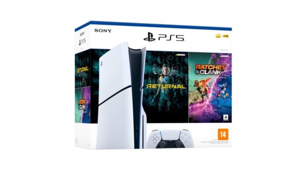 PS5 com disco de jogo na mão