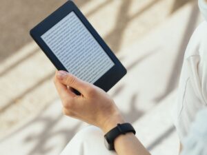 Modelos de Kindle comparados por tela, armazenamento e preço