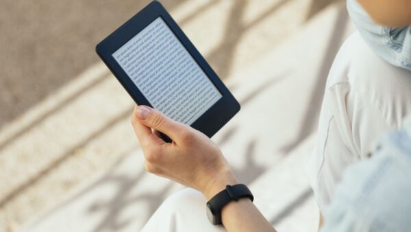 Modelos de Kindle comparados por tela, armazenamento e preço