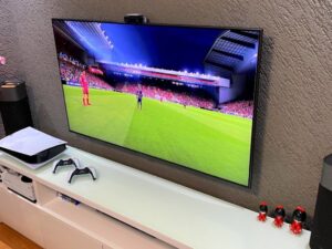 PlayStation 5 na estante da sala