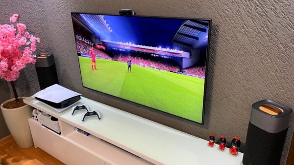 PlayStation 5 na estante da sala