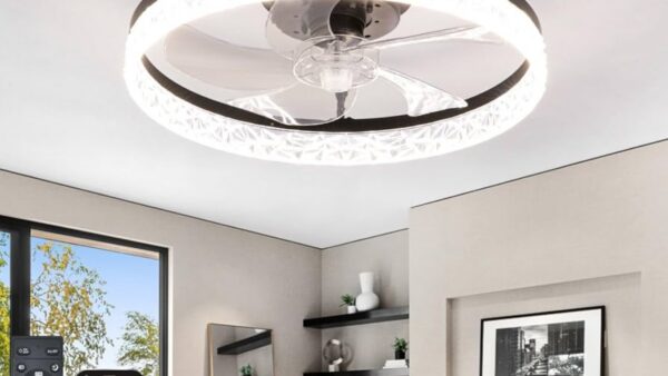 Ventilador de teto com motor inverter instalado em quarto