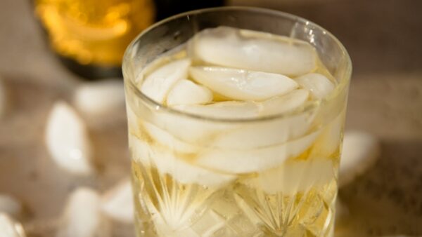 Whiskies baratos comparados por preço por litro e idade declarada