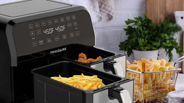 Duas air fryers lado a lado na bancada