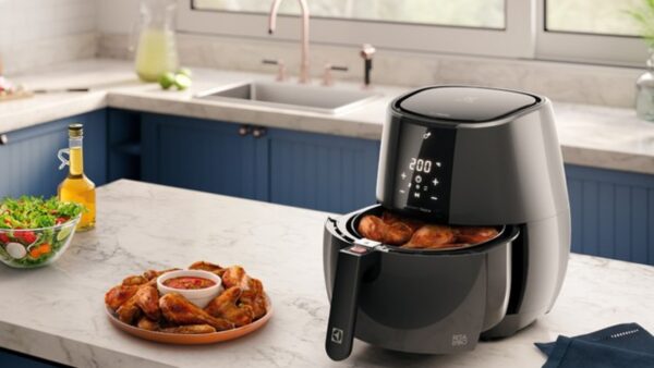 Air fryer sobre bancada de cozinha